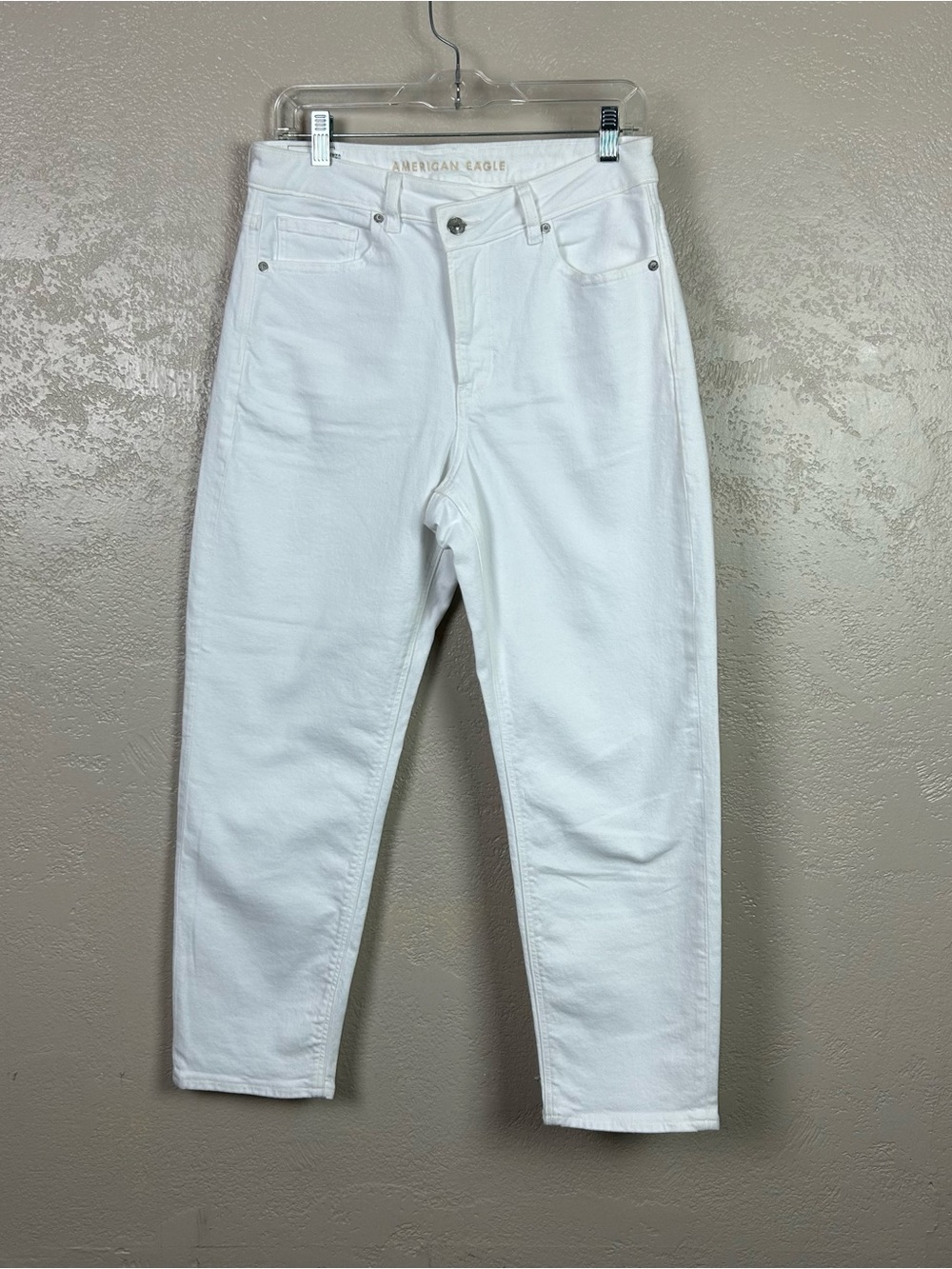 American Eagle Outfitters White High-Rise Straight mom Jeans